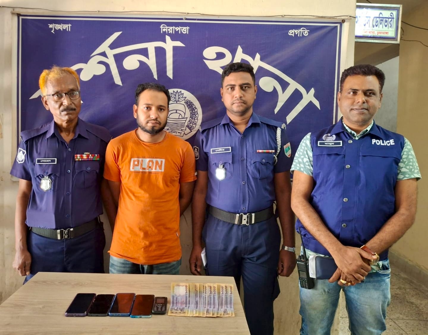 দর্শনায় প্রতারক চক্রের দুই সদস্য গ্রেপ্তার, নগদ টাকা উদ্ধার