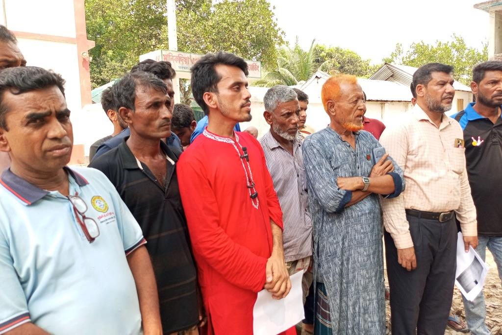 গাংনীতে মাদরাসার ম্যানেজিং কমিটির সাবেক সভাপতির দুর্নীতির প্রতিবাদে স্থানীয়দের সংবাদ সম্মেলন