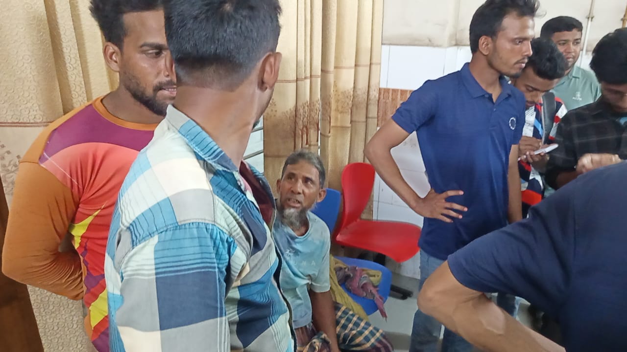 মহেশপুর সাপের কামড়ে আহত কৃষক