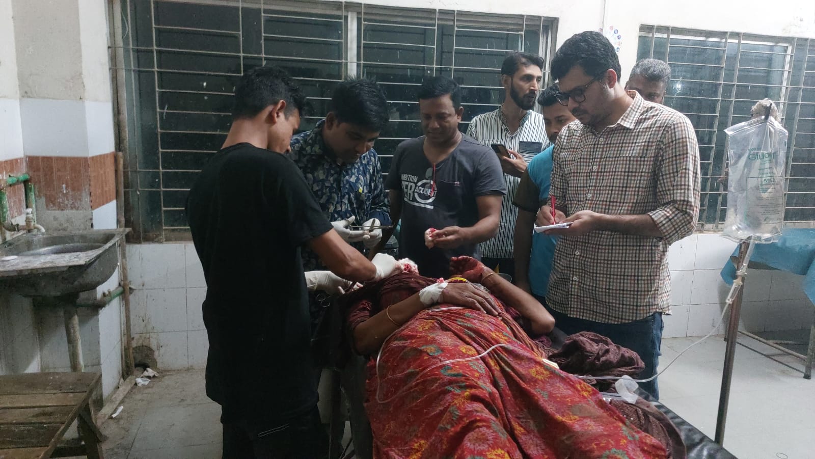 আন্দুলবাড়ীয়ায় স্ত্রীকে এলোপাতাড়ি কুপিয়ে জখম করলেন স্বামী
